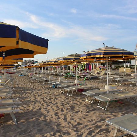 Hotel Caravel Marotta Buitenkant foto