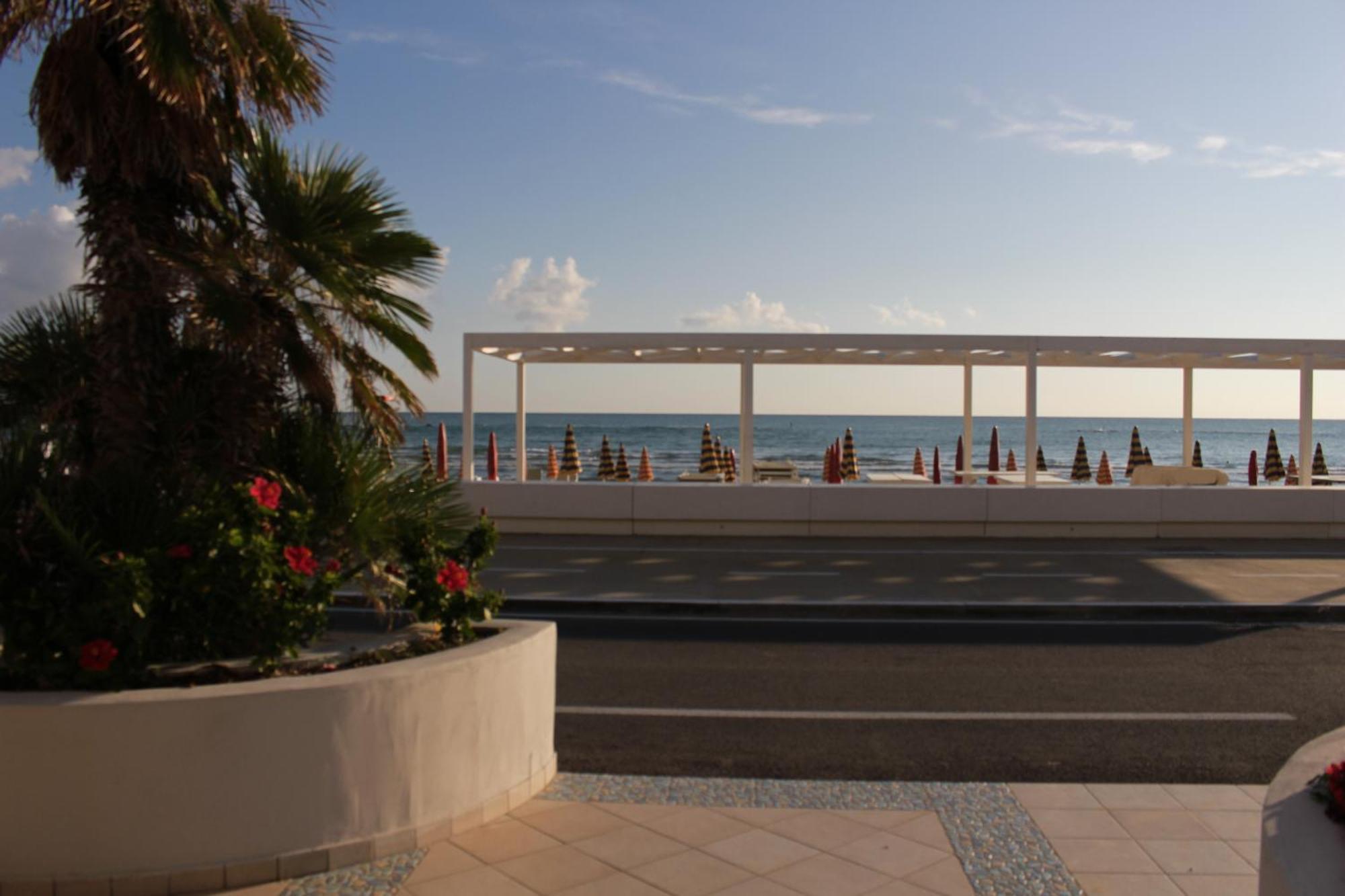 Hotel Caravel Marotta Buitenkant foto