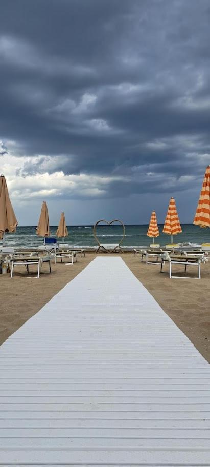 Hotel Caravel Marotta Buitenkant foto