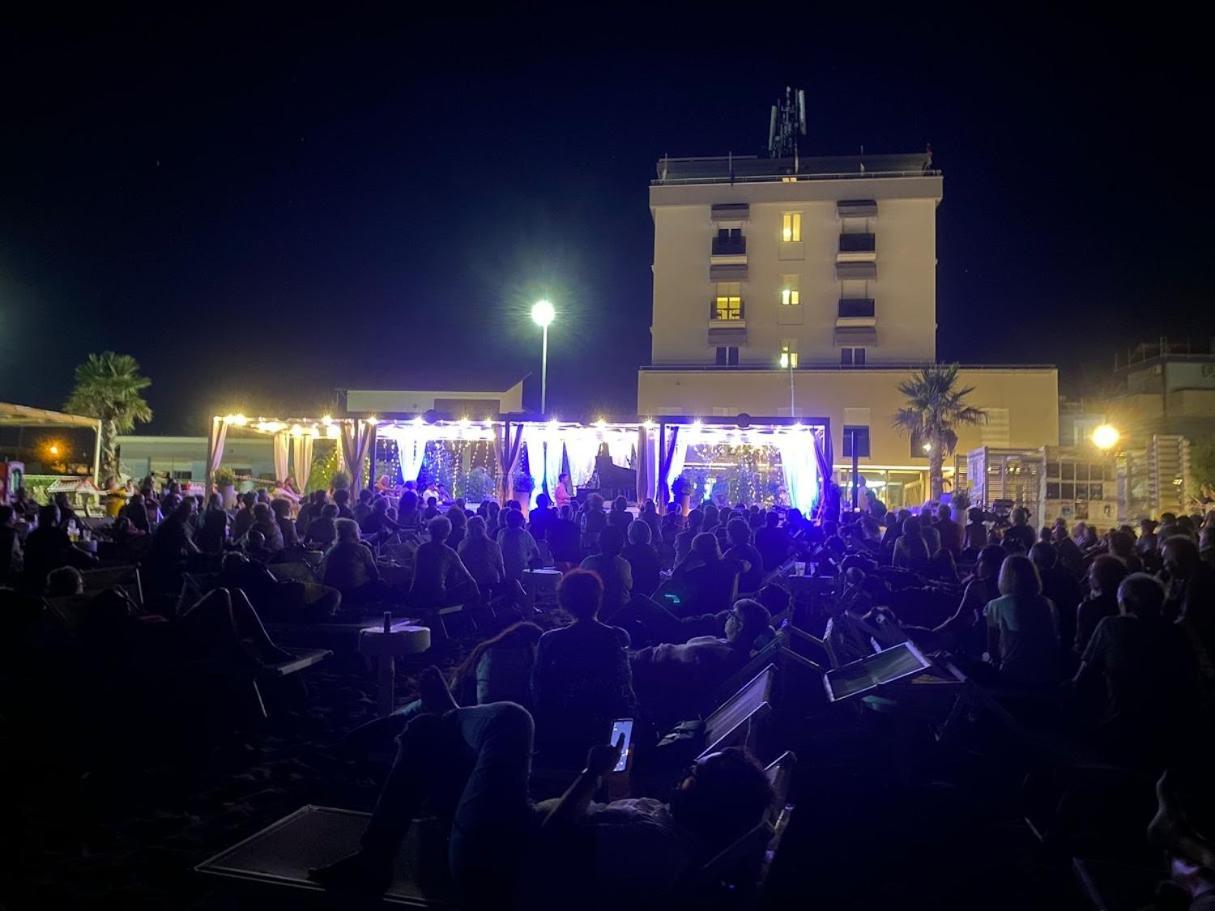 Hotel Caravel Marotta Buitenkant foto