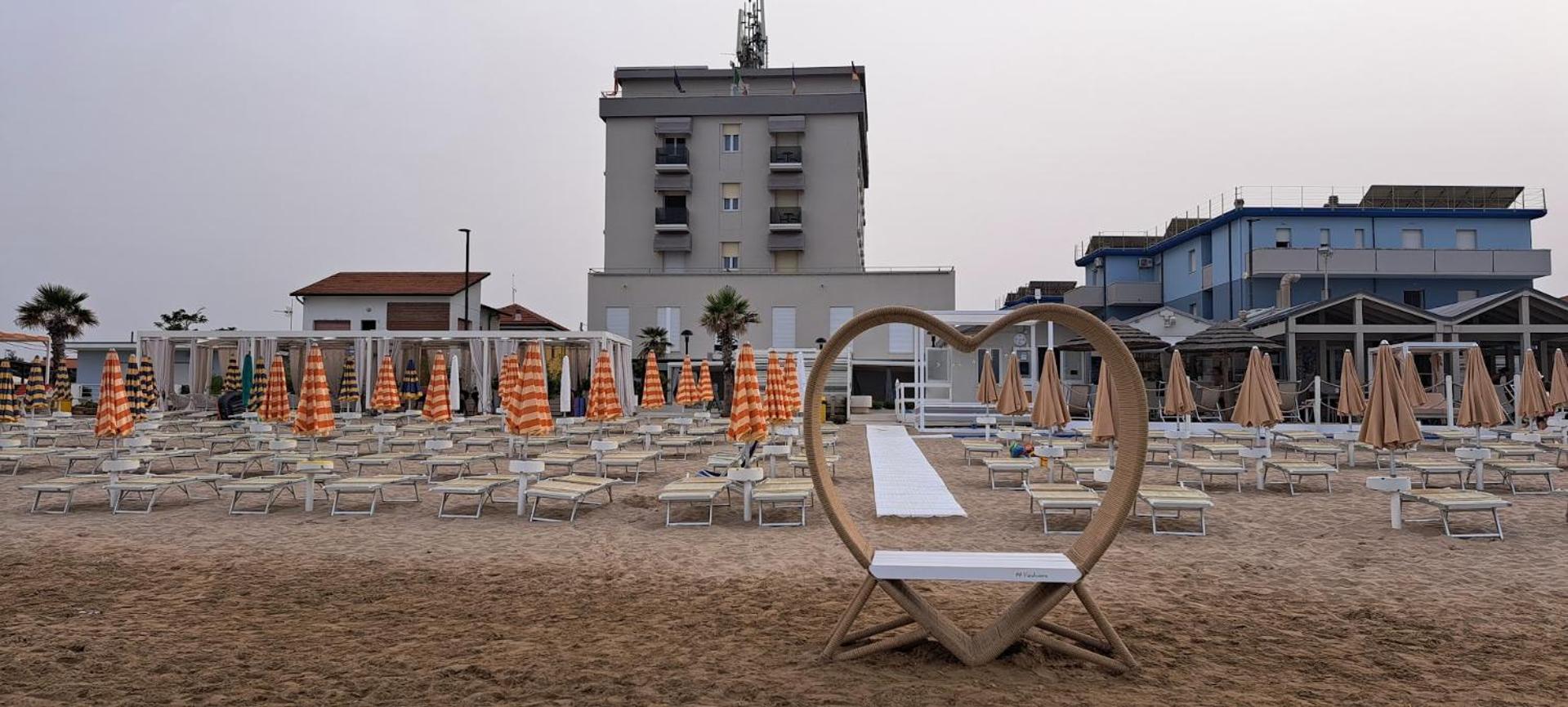 Hotel Caravel Marotta Buitenkant foto