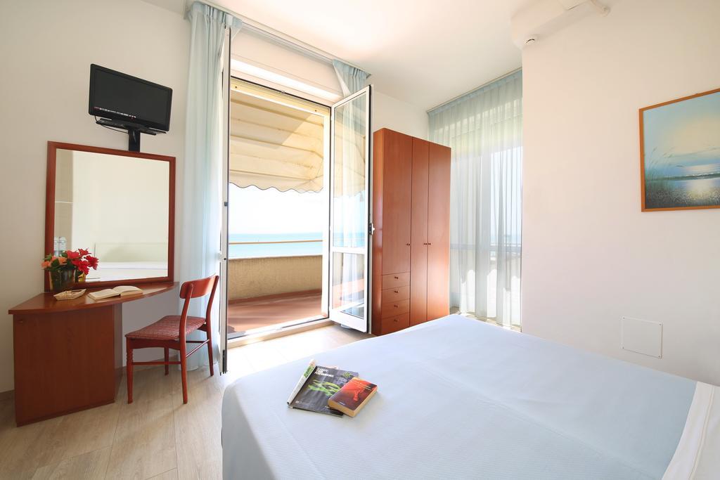 Hotel Caravel Marotta Buitenkant foto