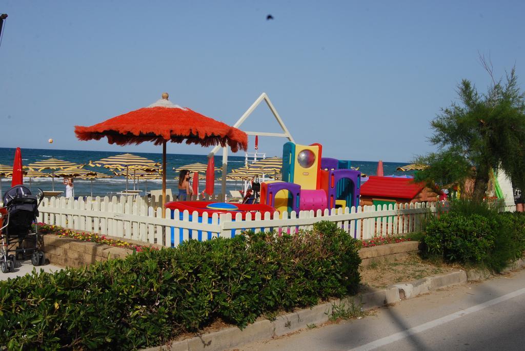 Hotel Caravel Marotta Buitenkant foto